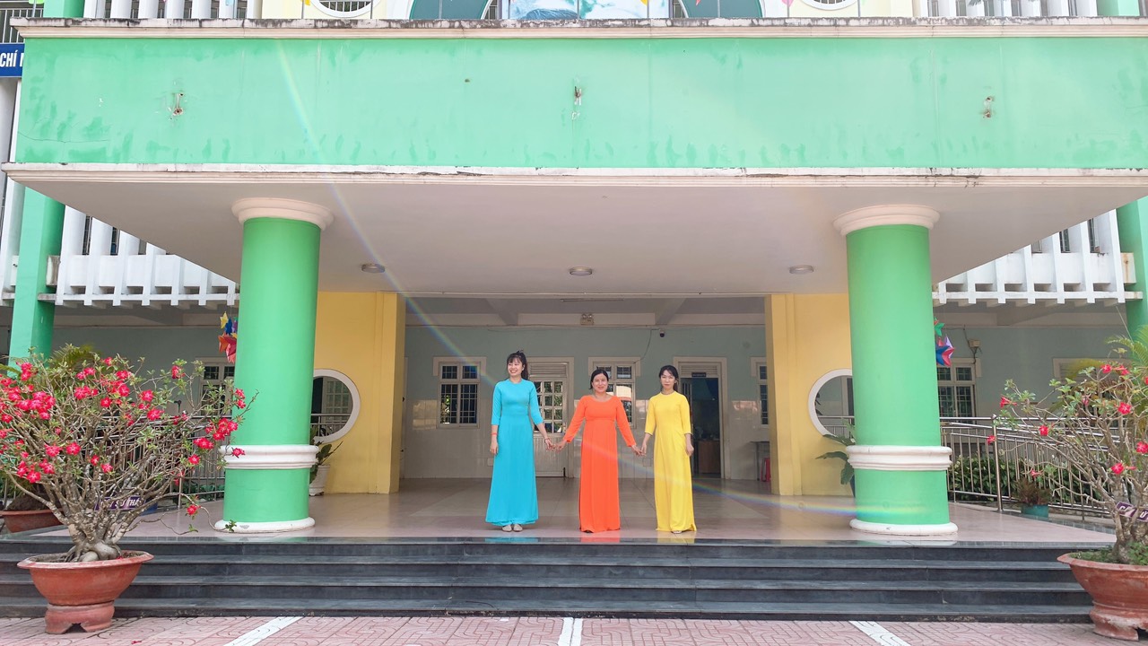 HƯỞNG ỨNG TUẦN LỄ MẶC ÁO DÀI CHÀO MỪNG NGÀY QUỐC TẾ PHỤ NỮ 8/3