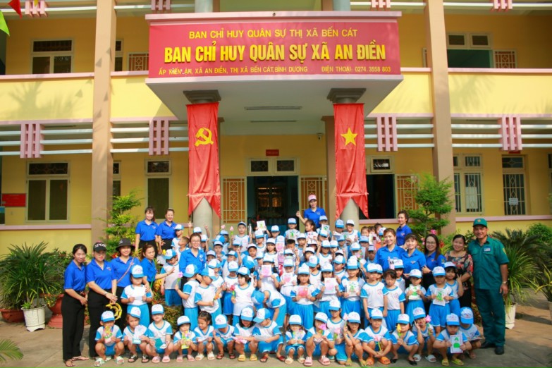 MỘT NGÀY LÀM "CHIẾN SĨ" CỦA CÁC BÉ KHỐI LÁ TRƯỜNG MẦM NON AN ĐIỀN TẠI BAN CHQS XÃ AN ĐIỀN