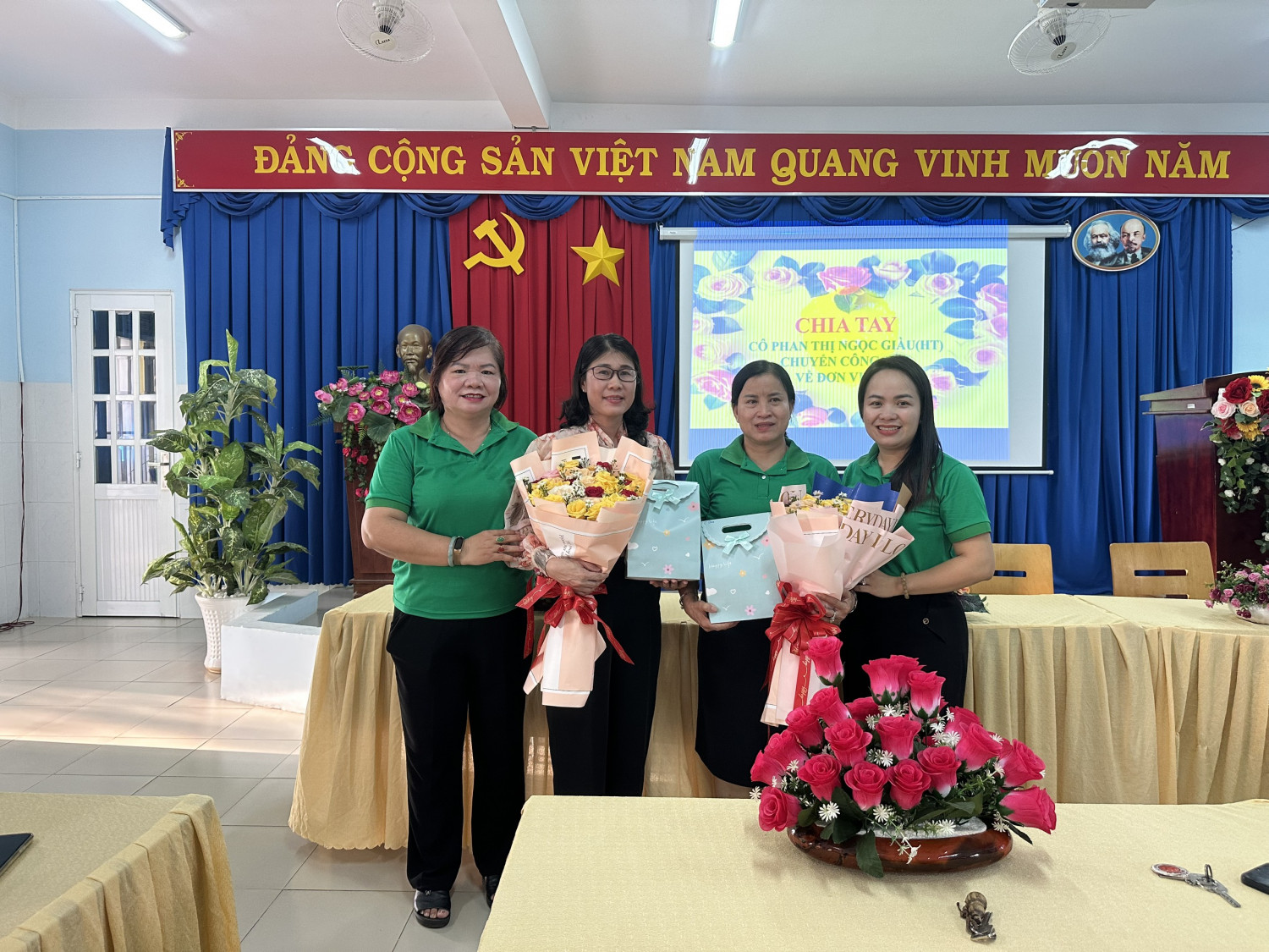 HỌP MẶT CHIA TAY CÔ PHAN THỊ NGỌC GIÀU(HT) CHUYỂN CÔNG TÁC VỀ ĐƠN VỊ MỚI