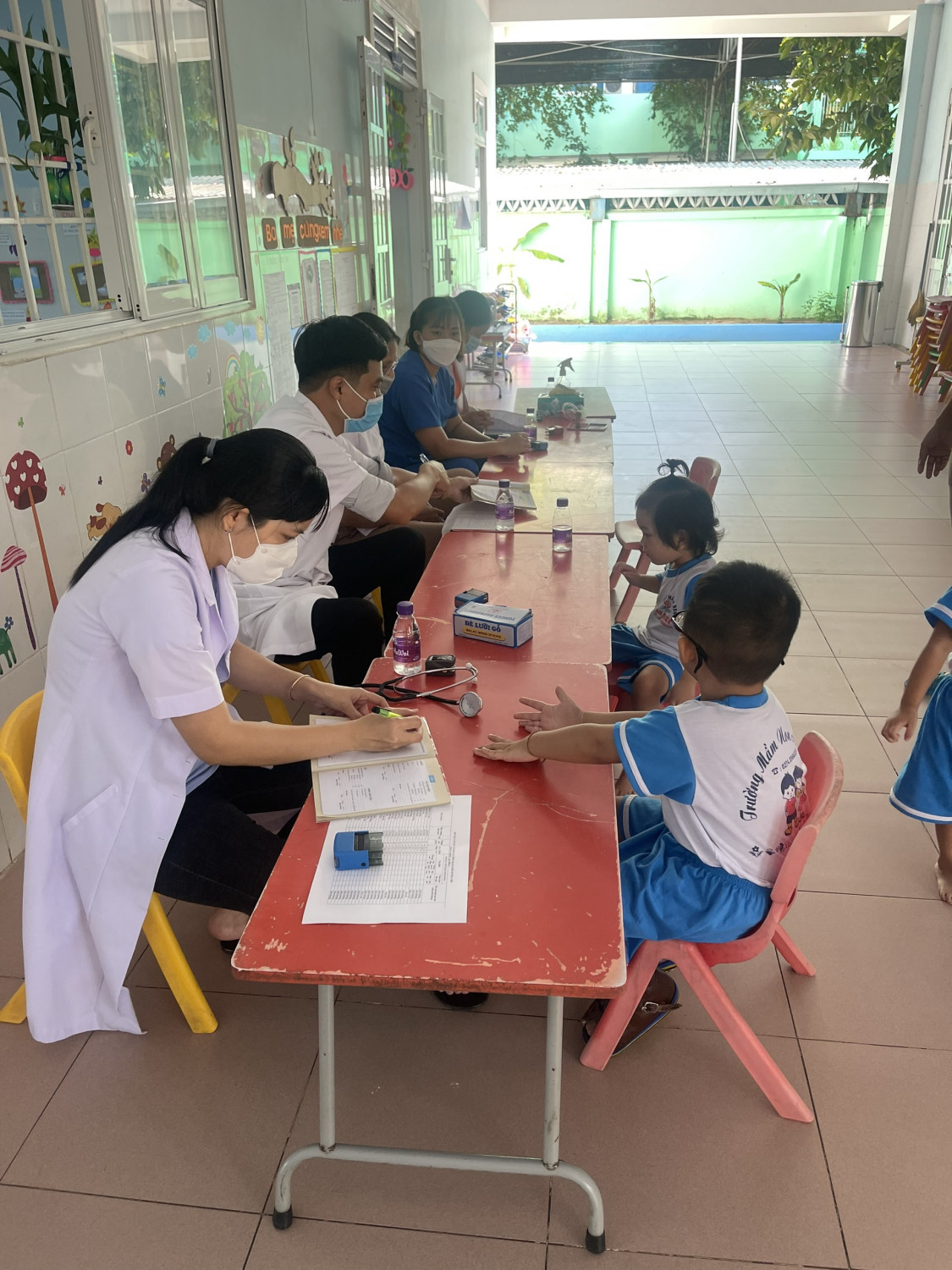 TRƯỜNG MN AN ĐIỀN PHỐI HỢP VỚI TRẠM Y TẾ KHÁM SỨC KHỎE  CHO TRẺ ĐẦU NĂM HỌC 2023-2024