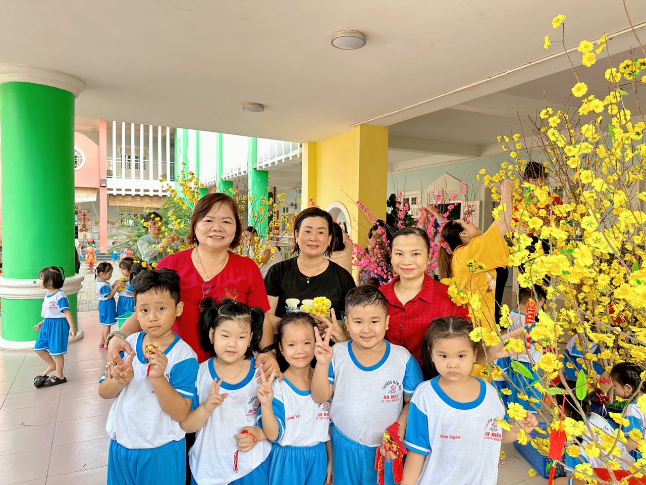 HỘI THI TRANG TRÍ CÂY  HOA MAI HOA ĐÀO MỪNG XUÂN GIÁP THÌN NĂM HỌC 2023-2024