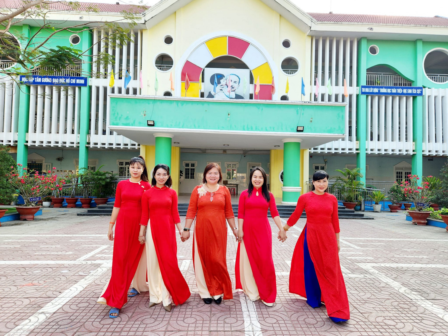 HƯỞNG ỨNG TUẦN LỄ MẶC ÁO DÀI CHÀO MỪNG NGÀY QUỐC TẾ PHỤ NỮ 8/3/2024