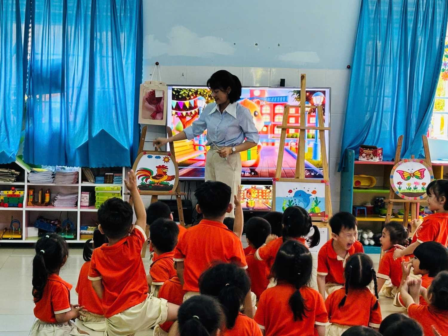 Hoạt động vẽ tranh chiếu bóng động vật theo ý thích giúp trẻ phát triển nhiều kỹ năng.